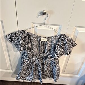 Universal Threads Black and White Top Large